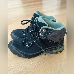 Women’s 9.5 Vibram Ahnu lace-up hiking boots